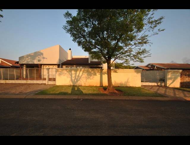 4 BEDROOM HOUSE FOR SALE IN DAWN PARK